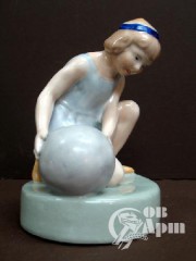 Скульптура "Девочка с шаром"